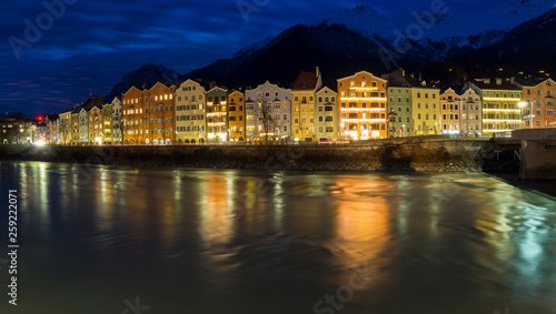 Paisaje al anochecer en Innsbruck, Austria, con reflejos de las casas de colores en el agua a velocidad de disparo lenta. Diciembre 2018