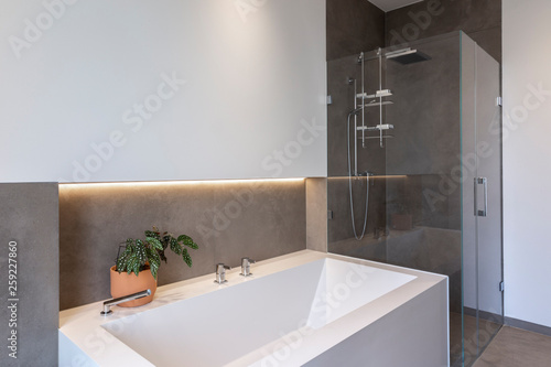 Modernes Badezimmer mit geraden Linien und großen Fliesen photo