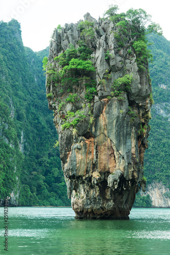 ROCKY SEA TROPICAL ISLANDS