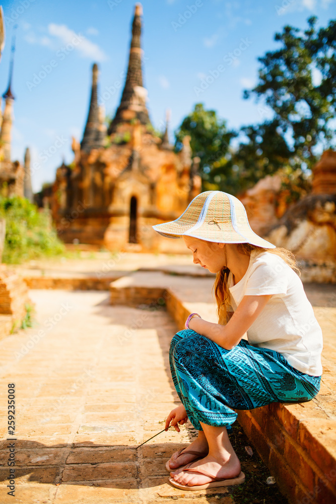 Obraz premium Girl visiting Indein Myanmar