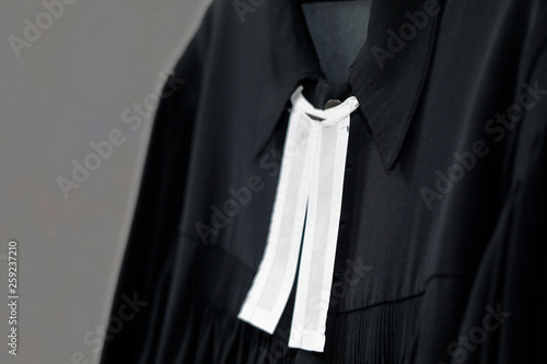 Detailbild von einem schwarzen Talar mit weißem Beffchen Kragen als Berufsbekleidung von Pfarrer und Pfarrerin der evangelischen Kirche. photo