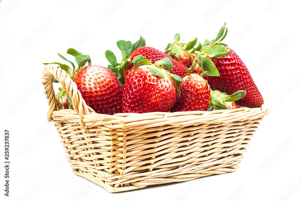FRESAS ROJAS EN CESTA DE MIMBRE SOBRE FONDO BLANCO FRESAS ROJAS EN CESTA DE MIMBRE SOBRE FONDO BLANCO