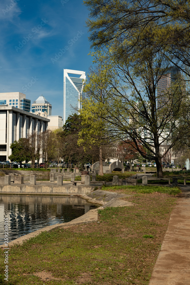 Obraz premium Charlotte, North Carolina skyline cityscape on a spring day with copy space