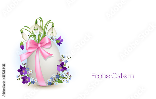 Osterei mit Schleife und Frühlingsblumen, Schneeglöckchen, Veilchen und Vergissmeinnicht, Banner Osterkarte mit Ostergrüße in deutsch, Vektor Illustration isoliert auf weißem Hintergrund