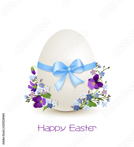 Osterei mit blauer Schleife, Frühlingsblumen, Veilchen und Vergissmeinnicht, Osterkarte für Ostergrüße in englisch, Vektor Illustration isoliert auf weißem Hintergrund
