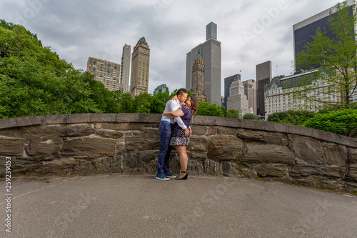 Φωτογραφία Young Man And Woman Romantic Couple Hug and Kiss In Central Park, New York City