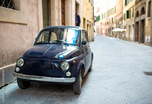 fiat 500 parcheggiata in un vicolo di un borgo italiano © abstudio1