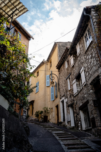 Gasse in Villeneuve Loubet, Frankreich