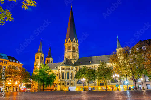 Cuadro en lienzo Night view of the cathedral in the center of Bonn, Germany
