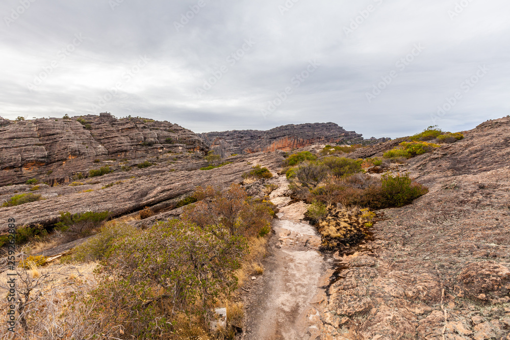 Obraz premium Walking trail among rugged cliffs up the Hollow Mountain in Grampians National Park