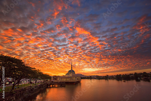 Obraz na plátně sunset over the sarawak river in kuching sarawak