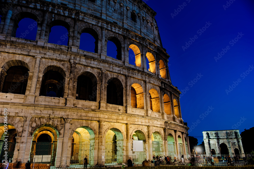 Fachada do Coliseu de Roma à noite