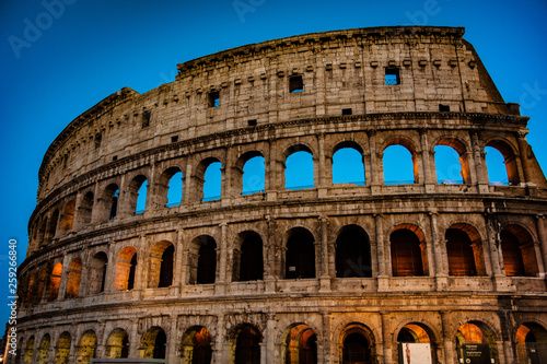Fachada do Coliseu de Roma à noite