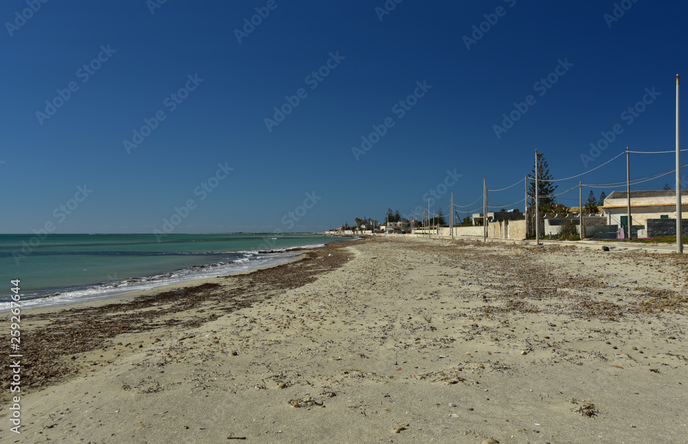 kleines dorf am strand am meer in südeuropa kleines dorf am strand am meer in südeuropa