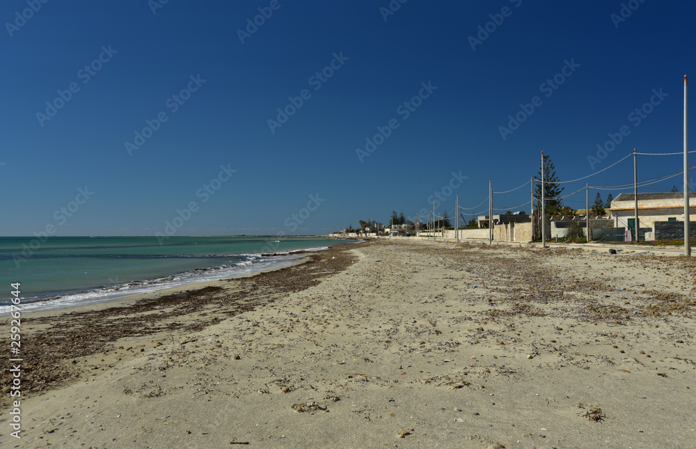 kleines dorf am strand am meer in südeuropa