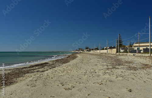 kleines dorf am strand am meer in s  deuropa