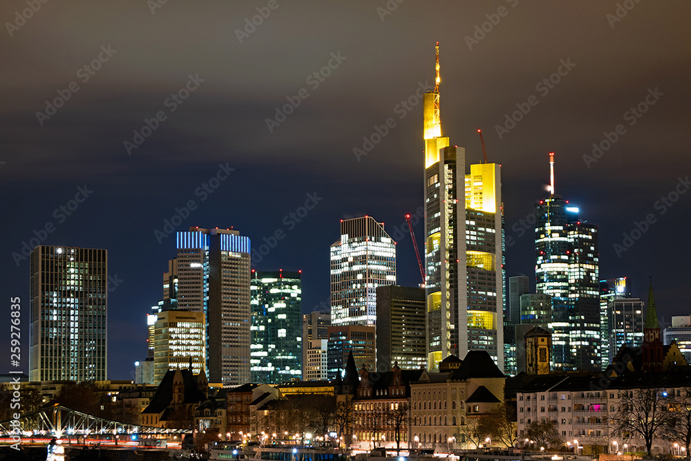 Nächtlicher Blick auf die Skyline von Frankfurt am Main in Hessen, Deutschland 