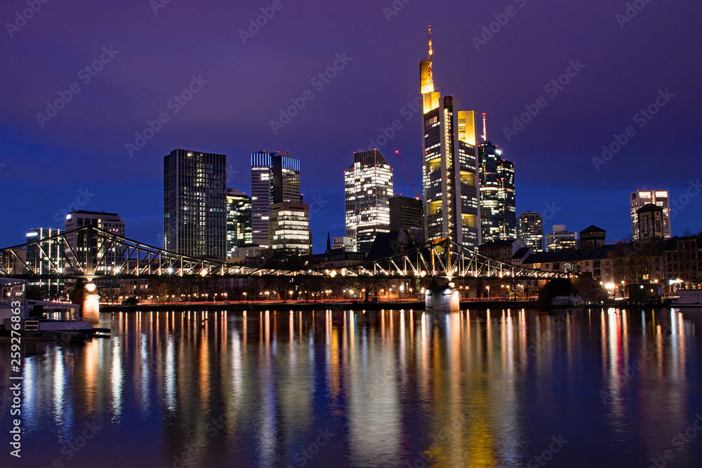 Blick über den Main auf die Skyline von Frankfurt am Main in Hessen, Deutschland zur blauen Stunde