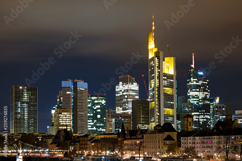 N  chtlicher Blick auf die Skyline von Frankfurt am Main in Hessen  Deutschland 