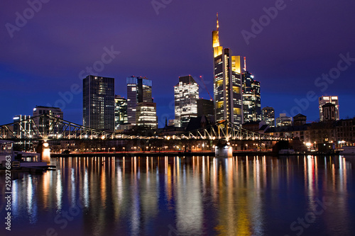 Blick über den Main auf die Skyline von Frankfurt am Main in Hessen, Deutschland zur blauen Stunde