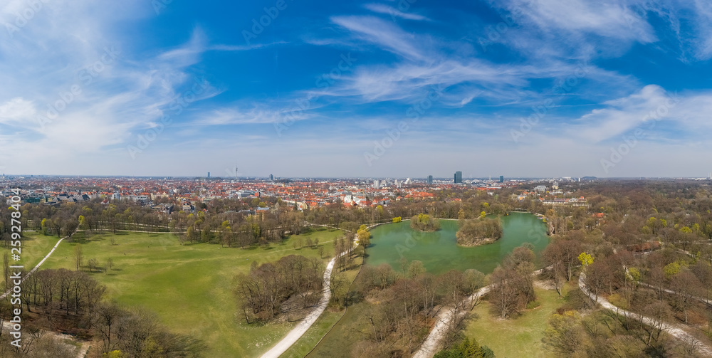 Der Kleinhesseloher See im Englischen Garten von München mit einer Drohne als Panorama festgehalten