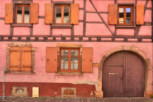 Vieille bâtisse rose à Wintzenheim (68124) en Alsace, département du Haut-Rhin en région Grand-Est, France	