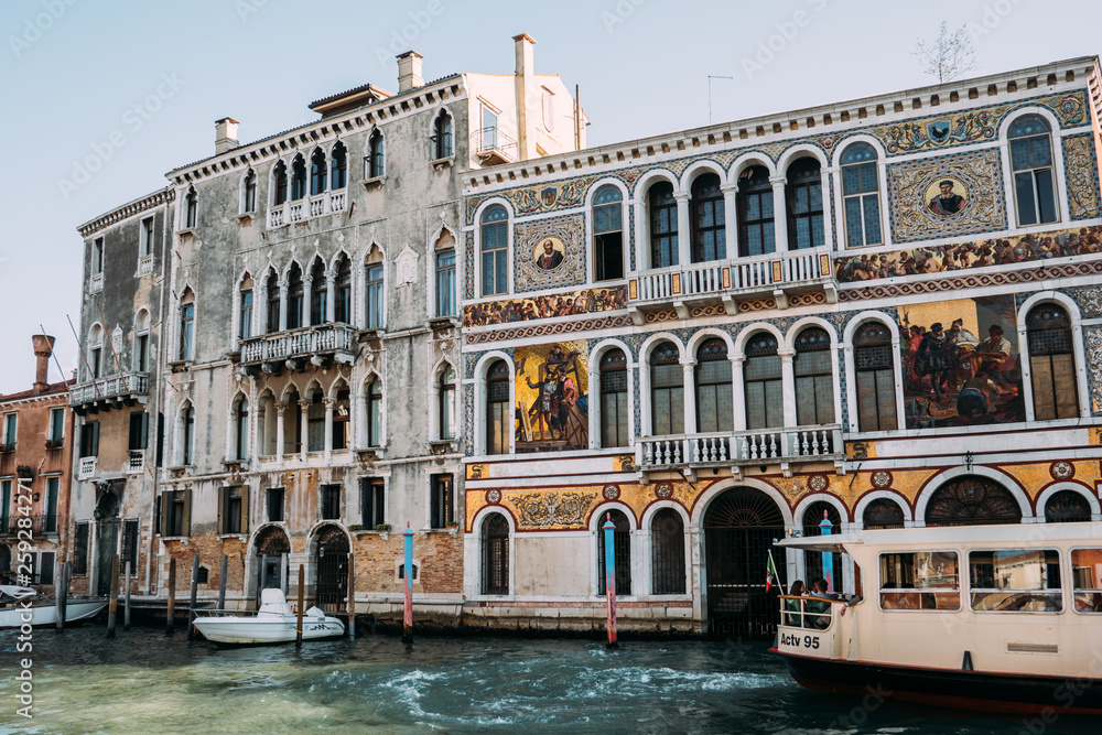 Architektur in Venedig mit Bögen