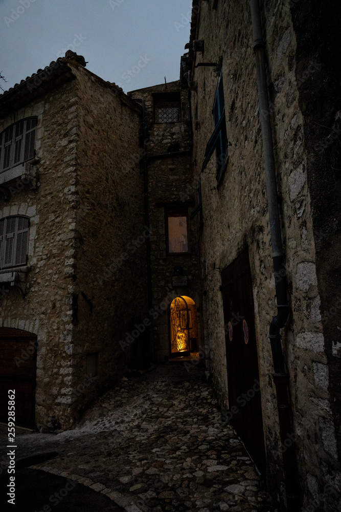 Beleuchtetes Fenster in Saint-Paul-de-Vence, Frankreich