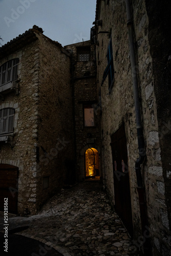 Fototapeta Naklejka Na Ścianę i Meble -  Beleuchtetes Fenster in Saint-Paul-de-Vence, Frankreich