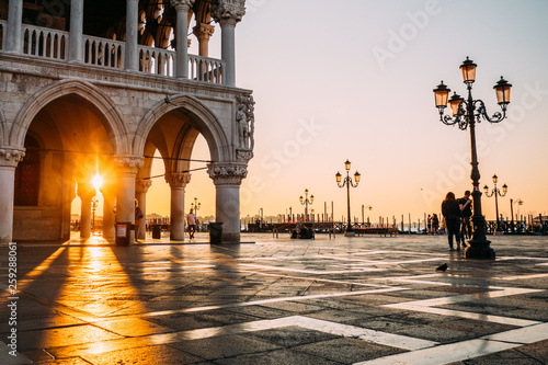 Traumhafter Sonnenaufgang in Vendig Italien photo