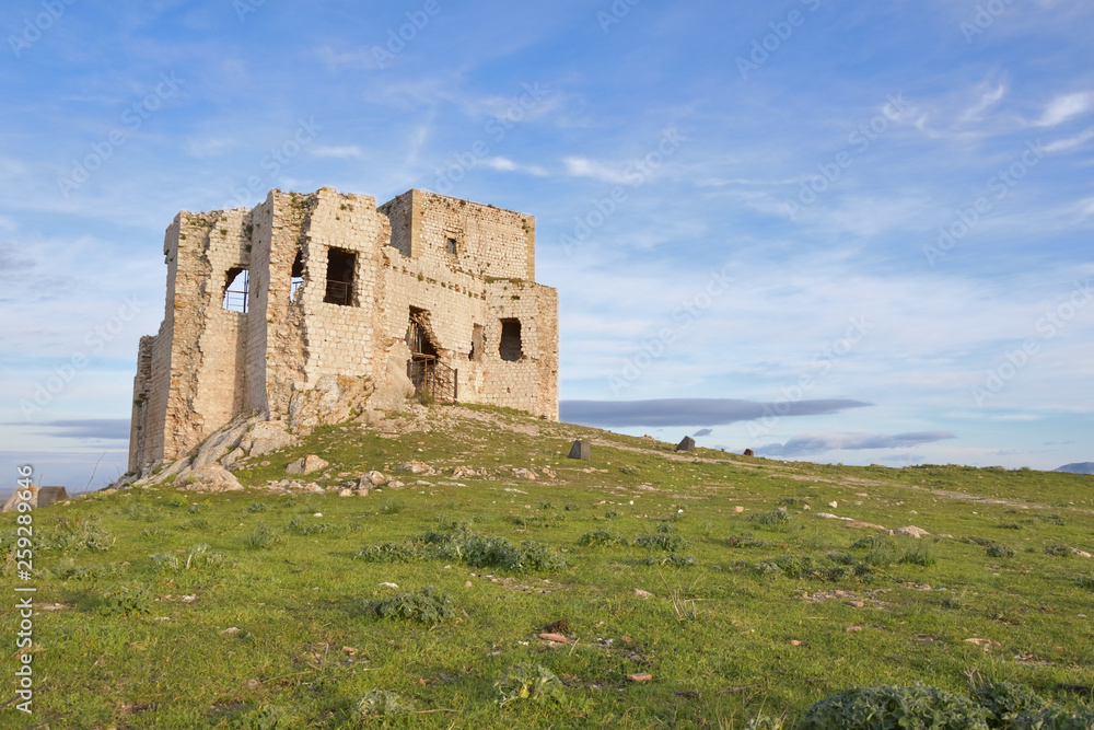 Ruiny starego zamku Maurów w Teba w Andaluzji