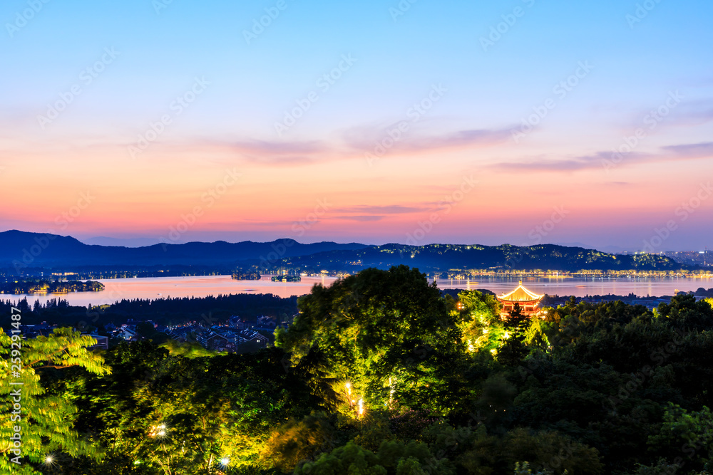 Fototapeta premium Hangzhou West Lake scenery at sunset