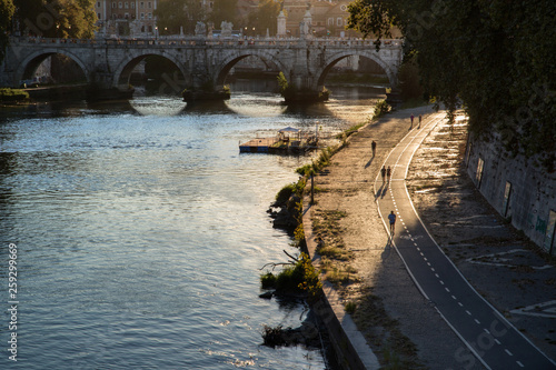 Fotografija Stone bridge over the Tiber in Rome