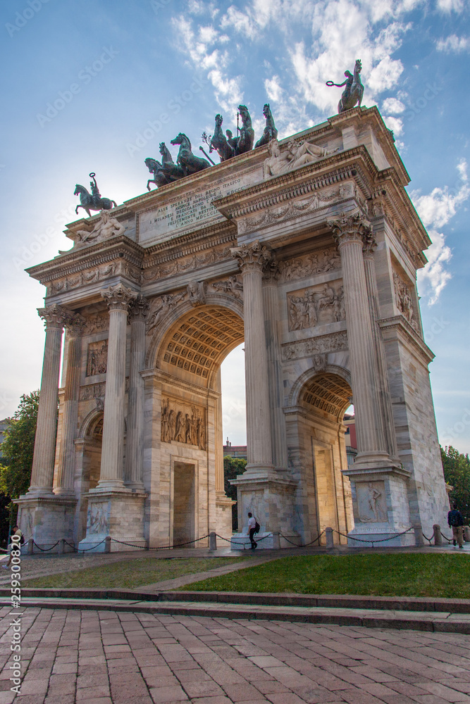 Fototapeta premium Arco della Pace, łuk triumfalny w Parco Sempione, Mediolan, Włochy
