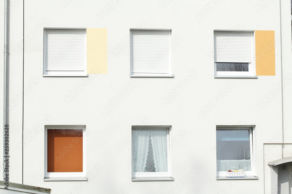 Fenster mit heruntergezogenen Rolläden