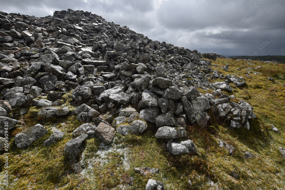 Obraz premium Bronze Age Cairn Carburrow Tor Bodmin Moor Cornwall