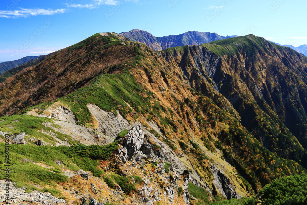Fototapeta premium アルプス塩見岳山頂への道 烏帽子岳登りからの小河内岳と荒川三山遠景