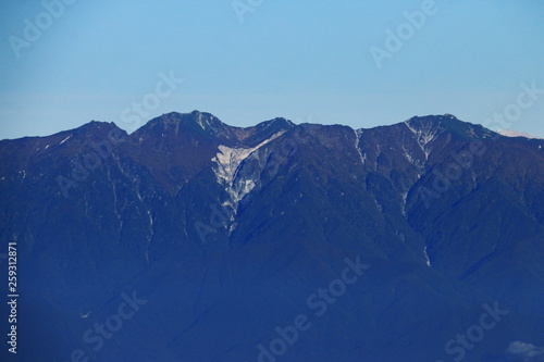 南アルプス塩見岳山頂への道 本谷山稜線からの 中央アルプス 空木岳 南駒ヶ岳遠景
