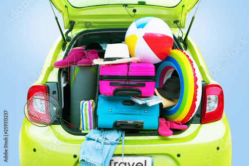 Valokuvatapetti Overloaded Green Car Bright Suitcases Summer Accessories