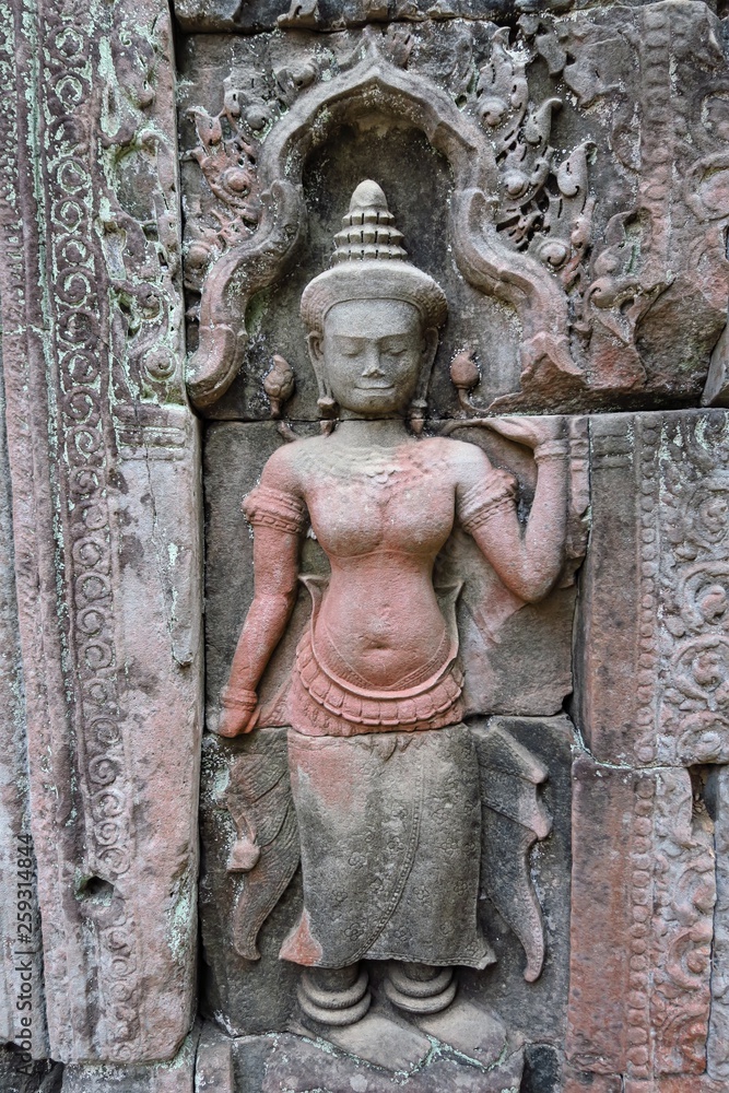 Femme sculptée  en bas relief Angkor 