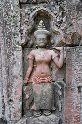 Femme sculpt  e  en bas relief Angkor 