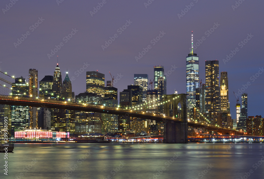 Obraz premium Brooklyn Bridge at night.