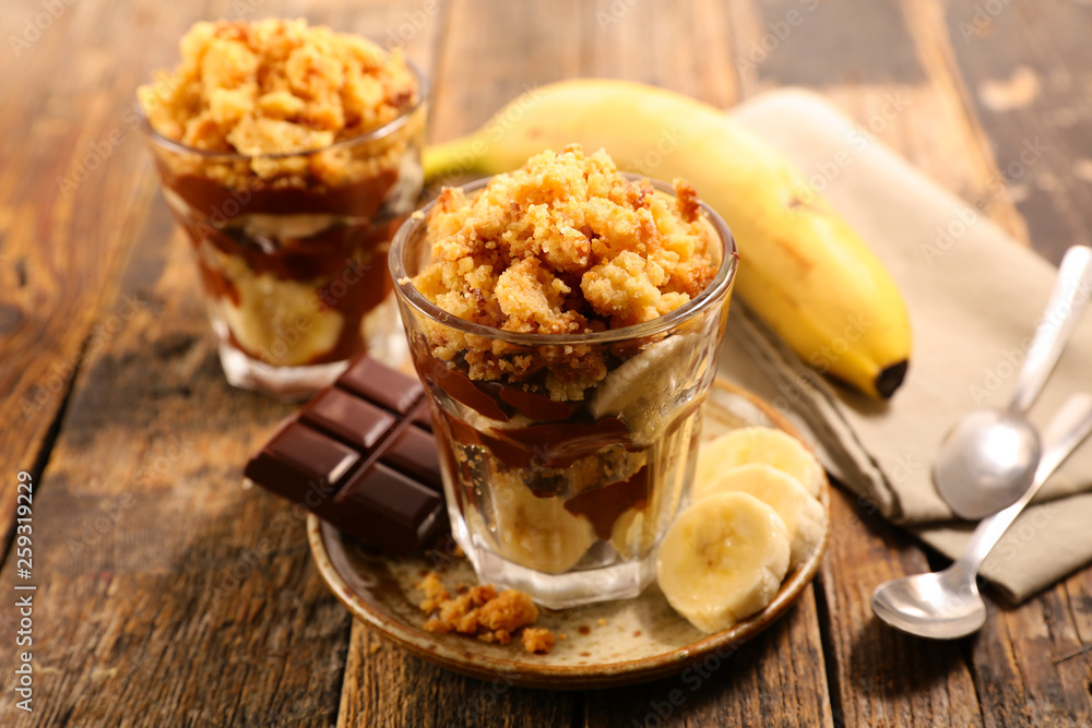 crumble with banana and chocolate crumble with banana and chocolate
