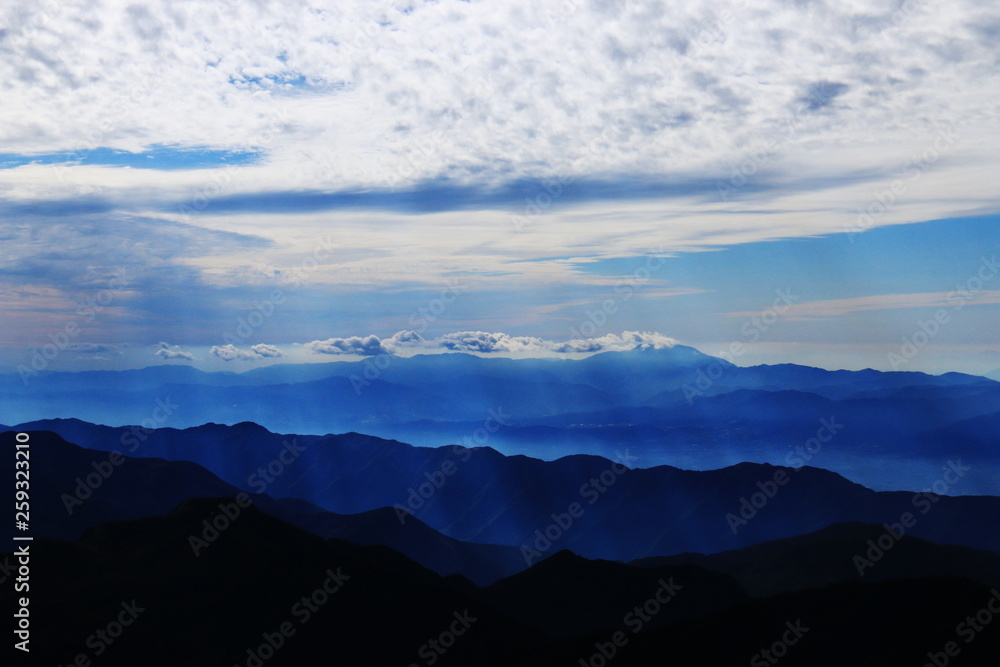 南アルプス塩見岳山頂から　うろこ雲と　光芒に煙る　恵那山　木曽遠景