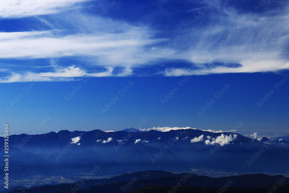 南アルプス塩見岳山頂から　壮大なうろこ雲の広がる風景　中央アルプス北アルプス遠景