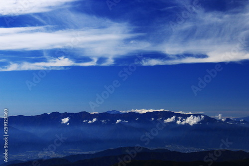 南アルプス塩見岳山頂から　壮大なうろこ雲の広がる風景　中央アルプス北アルプス遠景 © DONDON2018