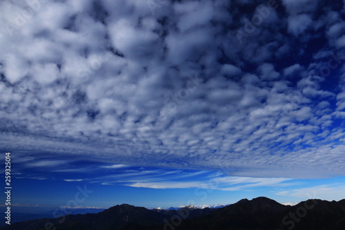 南アルプス塩見岳山頂から 南アルプス北部の上空に広がる 秋のうろこ雲