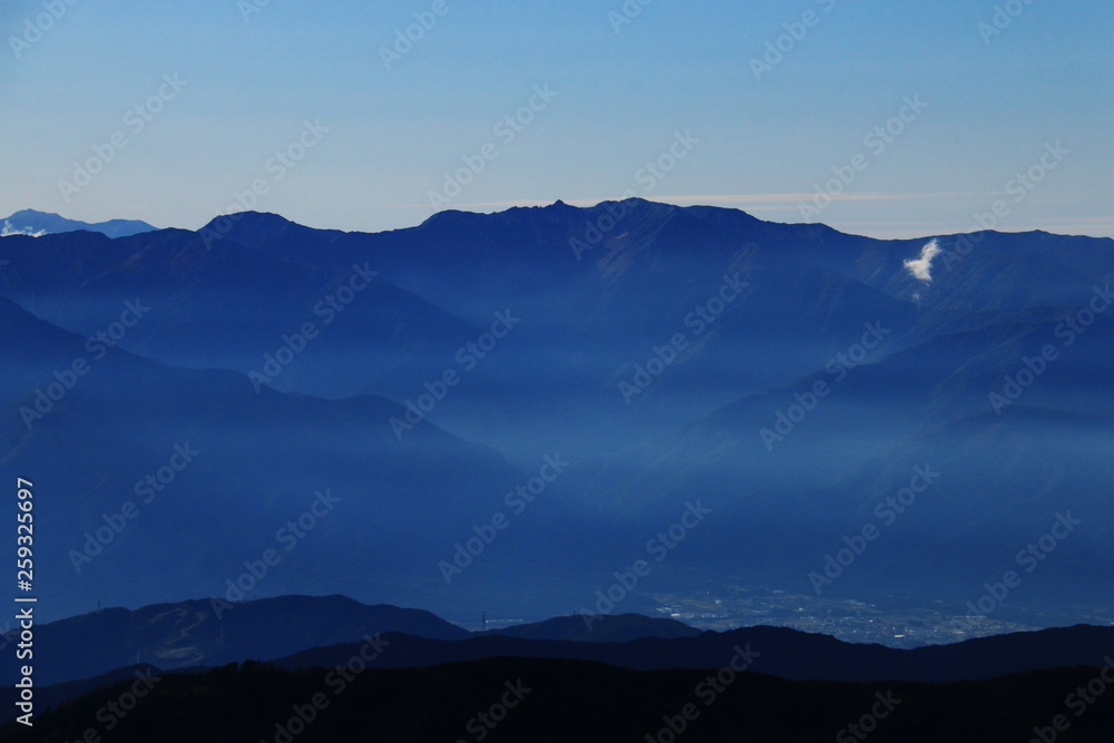 南アルプス塩見岳山頂からの　中央アルプス　木曽駒ヶ岳、宝剣岳、御嶽山　遠景