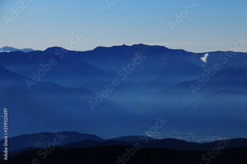 南アルプス塩見岳山頂からの 中央アルプス 木曽駒ヶ岳、宝剣岳、御嶽山 遠景