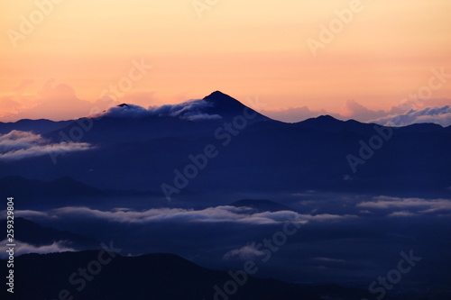 東北飯豊連峰 三国岳避難小屋からの朝の景色 雲海と磐梯山